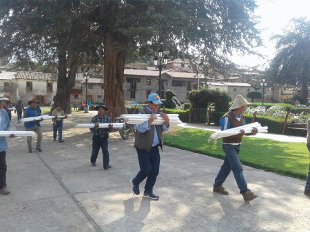 TRASLADANDO CIRIOS PARA EL ANDA